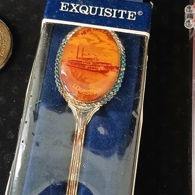 Collection of souvenir spoons - Louisianna - Canada - Mount Rushmore and more