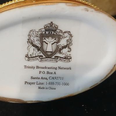 Religious decorative items - Nativity Scene Holy Family -Madonna & Child trinket box - Christian cross made of resin - framed Jesus...