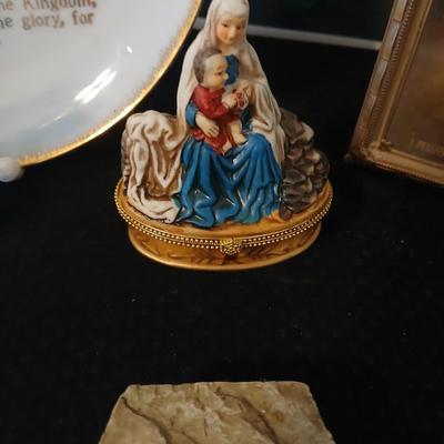 Religious decorative items - Nativity Scene Holy Family -Madonna & Child trinket box - Christian cross made of resin - framed Jesus...