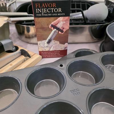 Sale Photo Thumbnail #132: Just in time for the holidays! This is a lot of various roasting and baking items including an All-Clad roasting pan and an electric Cuisinart carving knife. You are bidding on the lot meaning you must pay for and take the entire lot.