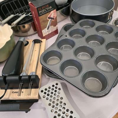 Sale Photo Thumbnail #136: Just in time for the holidays! This is a lot of various roasting and baking items including an All-Clad roasting pan and an electric Cuisinart carving knife. You are bidding on the lot meaning you must pay for and take the entire lot.