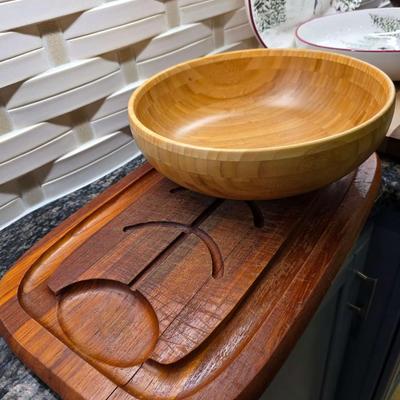 Sale Photo Thumbnail #166: This is a lot including a Williams Sonoma retired Snowman pattern oval platter and serving bowl, a Willams Sonoma cutting board, a light wood bowl, a footed dark wood bowl, and a miscellaneous cutting board. You are bidding on the lot meaning you must pay