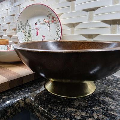 Sale Photo Thumbnail #167: This is a lot including a Williams Sonoma retired Snowman pattern oval platter and serving bowl, a Willams Sonoma cutting board, a light wood bowl, a footed dark wood bowl, and a miscellaneous cutting board. You are bidding on the lot meaning you must pay