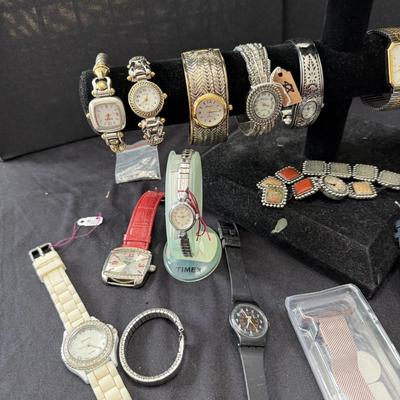 Sale Photo Thumbnail #46: Ladies Vintage and Modern watches