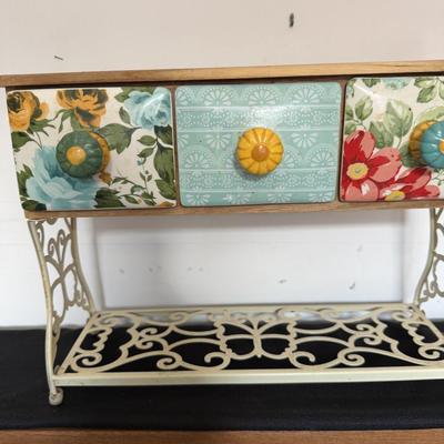 Sale Photo Thumbnail #91: Pioneer Woman 
stew pot, Drawers, Table cloth