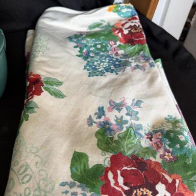 Sale Photo Thumbnail #94: Pioneer Woman 
stew pot, Drawers, Table cloth