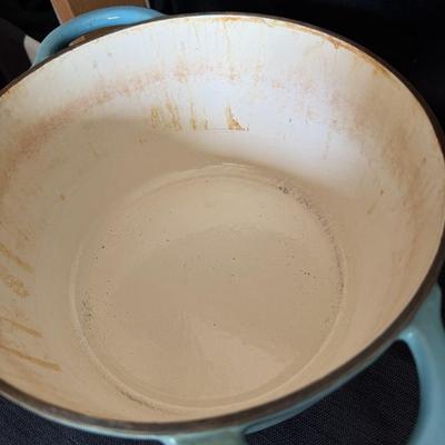 Sale Photo Thumbnail #95: Pioneer Woman 
stew pot, Drawers, Table cloth