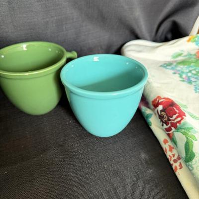 Sale Photo Thumbnail #96: Pioneer Woman 
stew pot, Drawers, Table cloth