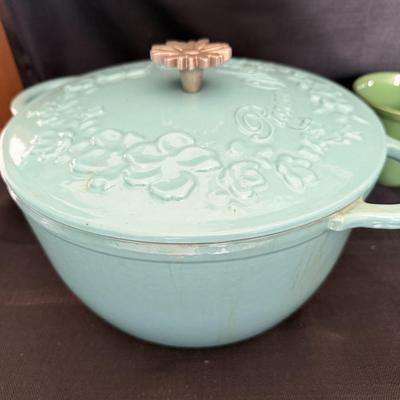 Sale Photo Thumbnail #92: Pioneer Woman 
stew pot, Drawers, Table cloth