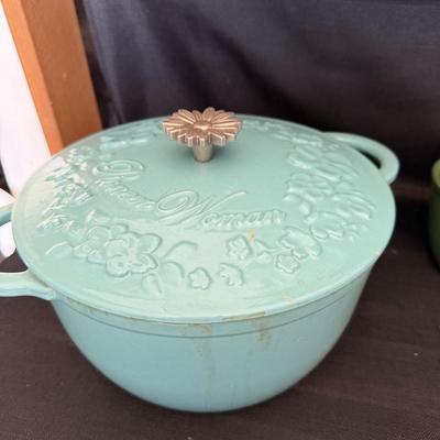 Sale Photo Thumbnail #93: Pioneer Woman 
stew pot, Drawers, Table cloth