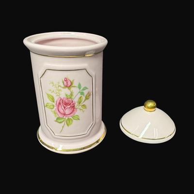 Sale Photo Thumbnail #481: Includes a compote, a trinket dish, an ashtray, and more. Total of seven pieces from various makers, including H&C. Pre-auction estimate: $100-$150. [RE]