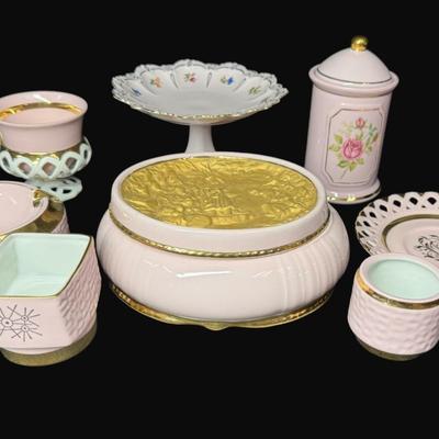 Sale Photo Thumbnail #477: Includes a compote, a trinket dish, an ashtray, and more. Total of seven pieces from various makers, including H&C. Pre-auction estimate: $100-$150. [RE]