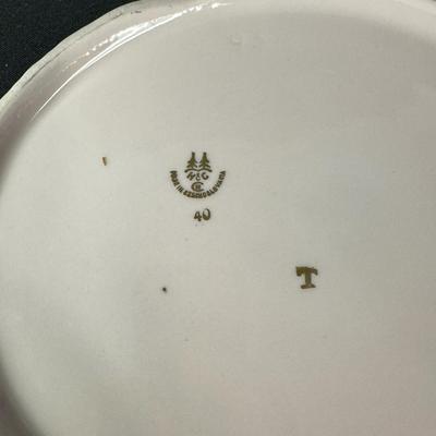 Sale Photo Thumbnail #479: Includes a compote, a trinket dish, an ashtray, and more. Total of seven pieces from various makers, including H&C. Pre-auction estimate: $100-$150. [RE]