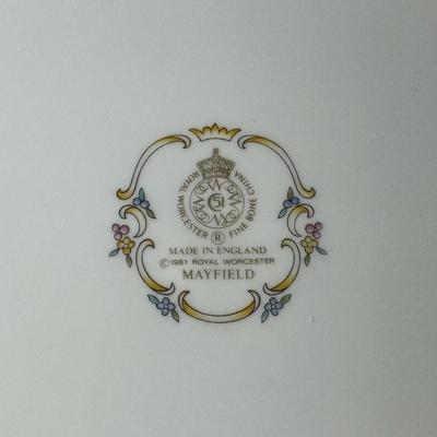 Sale Photo Thumbnail #605: Includes a Royal Worcester cake plate and server, Buckingham Palace English china, Herend Hungary hand painted coffee pot, and a Villeroy & Boch porcelain tea pot. Total of six pieces. Measurement of largest: 11” Diameter. [CS]