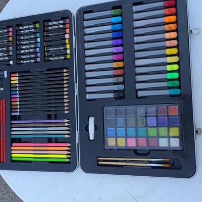 Sale Photo Thumbnail #151: Artist Drawing kit