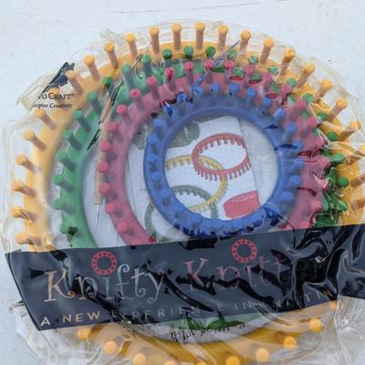 Sale Photo Thumbnail #287: Plastic round loom x4 with hook and bag