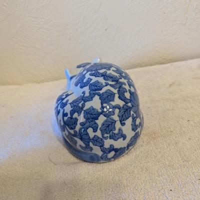 Sale Photo Thumbnail #1000: blue and white porcelain sleeping cat