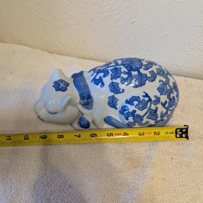 Sale Photo Thumbnail #1006: blue and white porcelain sleeping cat