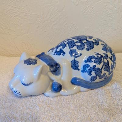 Sale Photo Thumbnail #997: blue and white porcelain sleeping cat