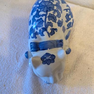 Sale Photo Thumbnail #1002: blue and white porcelain sleeping cat