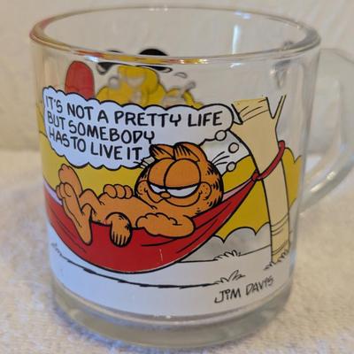 Sale Photo Thumbnail #1037: Garfield and Odie glass mug