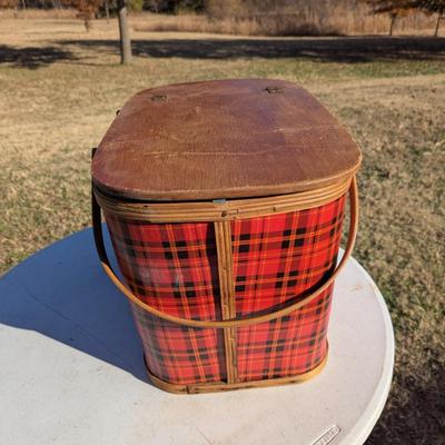 Sale Photo Thumbnail #1105: Picnic basket and accessories