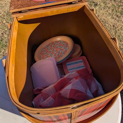 Sale Photo Thumbnail #1109: Picnic basket and accessories