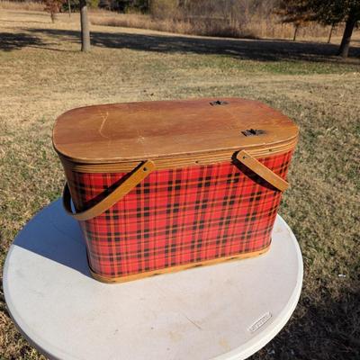 Sale Photo Thumbnail #1104: Picnic basket and accessories