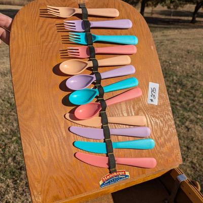 Sale Photo Thumbnail #1106: Picnic basket and accessories