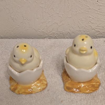 Sale Photo Thumbnail #1141: Ron Gordon Chick in egg salt and pepper shakers