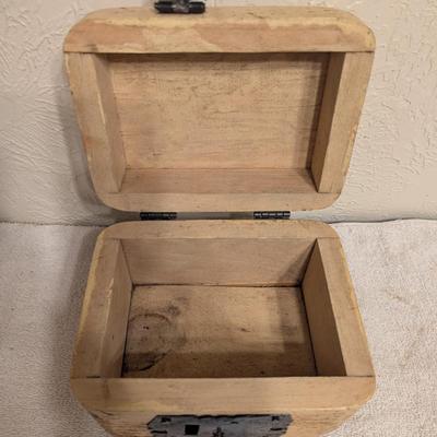 Sale Photo Thumbnail #1252: small wooden trinket box