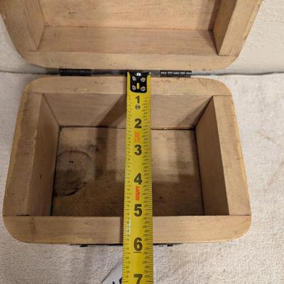 Sale Photo Thumbnail #1254: small wooden trinket box