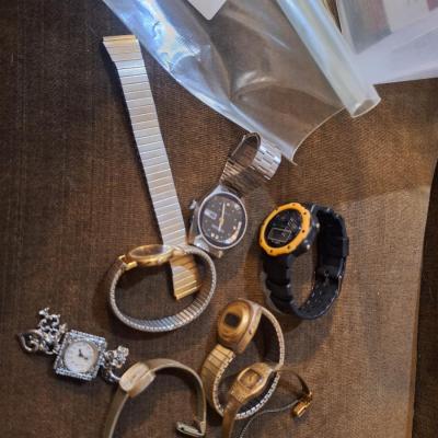 Sale Photo Thumbnail #394: none have good batteries so they are all untested