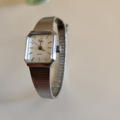 Sale Photo Thumbnail #229: This auction lot is for a Ladies Timex Everyday Watch.  This useful watch has a quartz movement and was made in the Phillipines.  Needs a battery, quite the handsome watch for everyday wear