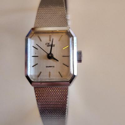 Sale Photo Thumbnail #230: This auction lot is for a Ladies Timex Everyday Watch.  This useful watch has a quartz movement and was made in the Phillipines.  Needs a battery, quite the handsome watch for everyday wear