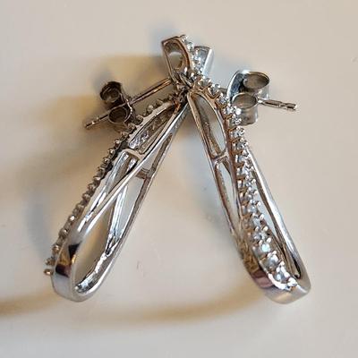 Sale Photo Thumbnail #235: This auction lot is for a Pair of 10K White Gold Diamond Earrings.  These stunning earrings are made with White Gold to enhance the nifty row of chip stones tested as diamonds.  The earrings weight about 2.5 grams by our scale.