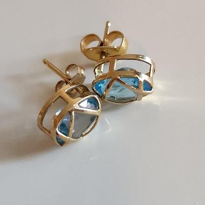 Sale Photo Thumbnail #242: This auction lot is for a beautiful pair of Aquamarine and 14K Gold Earrings.  These earrings weigh about 1.8 grams by our scale. Marked 14K on the stem.