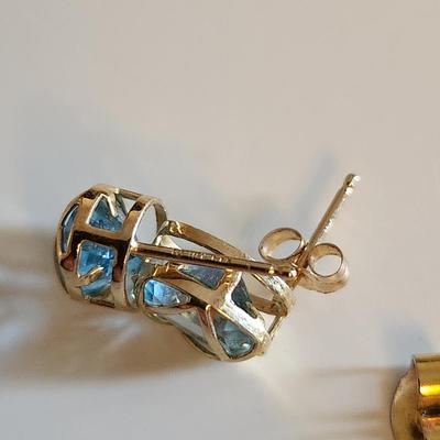 Sale Photo Thumbnail #241: This auction lot is for a beautiful pair of Aquamarine and 14K Gold Earrings.  These earrings weigh about 1.8 grams by our scale. Marked 14K on the stem.