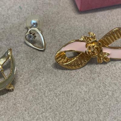 Gold tone pins and necklace