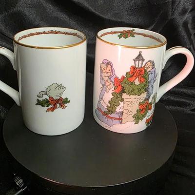 Fitz & Floyd “Deck the Halls” Christmas Mugs (Set of 2) – Lamppost & Wreath Scene – 1982/83 Japan Porcelain with Gold Trim
