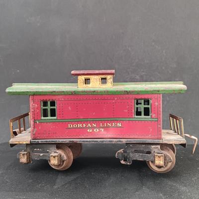 LOT 23: Lionel Jr 1681 E Pre-War Locomotive & Dorfan Lines 607 Caboose