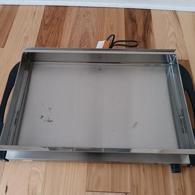 LOT 25: Nutrichef Food Warmer / Buffet Server, Worldwide Home Products Buffet Server & Grilling Basket