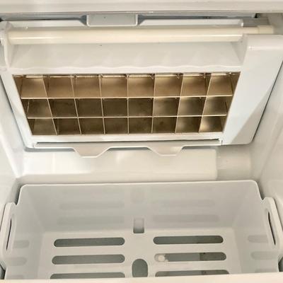 LOT 40: Euhomy Portable Electronic Ice Maker Model IM-F with Bellemain Ice Bucket