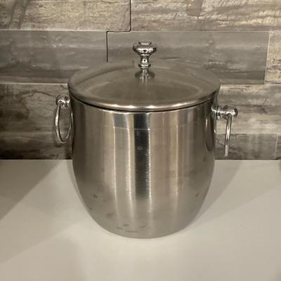 LOT 40: Euhomy Portable Electronic Ice Maker Model IM-F with Bellemain Ice Bucket