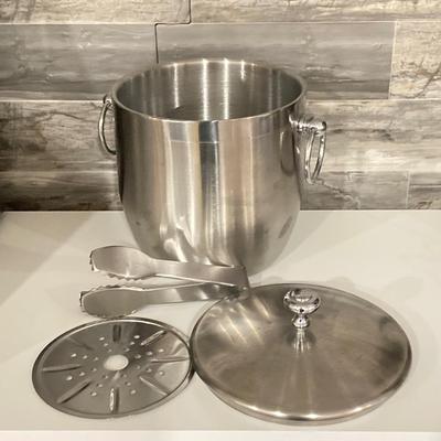 LOT 40: Euhomy Portable Electronic Ice Maker Model IM-F with Bellemain Ice Bucket