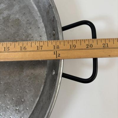 LOT 104: Aluminum Paella Pan