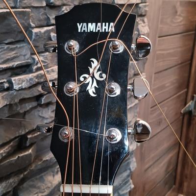 LOT 111: Yamaha APX500III Acoustic Electric Guitar with Road Runner Case