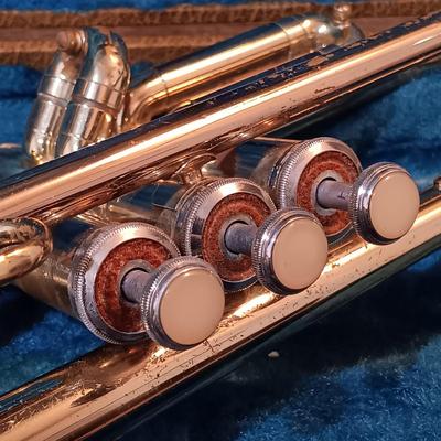 LOT 1114: Vintage Yamaha Trumpet with Benge 7C Mouthpiece, Holton Straight Shank Lyre & Trumpet Case