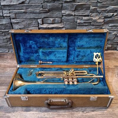 LOT 1114: Vintage Yamaha Trumpet with Benge 7C Mouthpiece, Holton Straight Shank Lyre & Trumpet Case