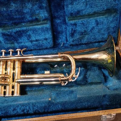 LOT 1114: Vintage Yamaha Trumpet with Benge 7C Mouthpiece, Holton Straight Shank Lyre & Trumpet Case